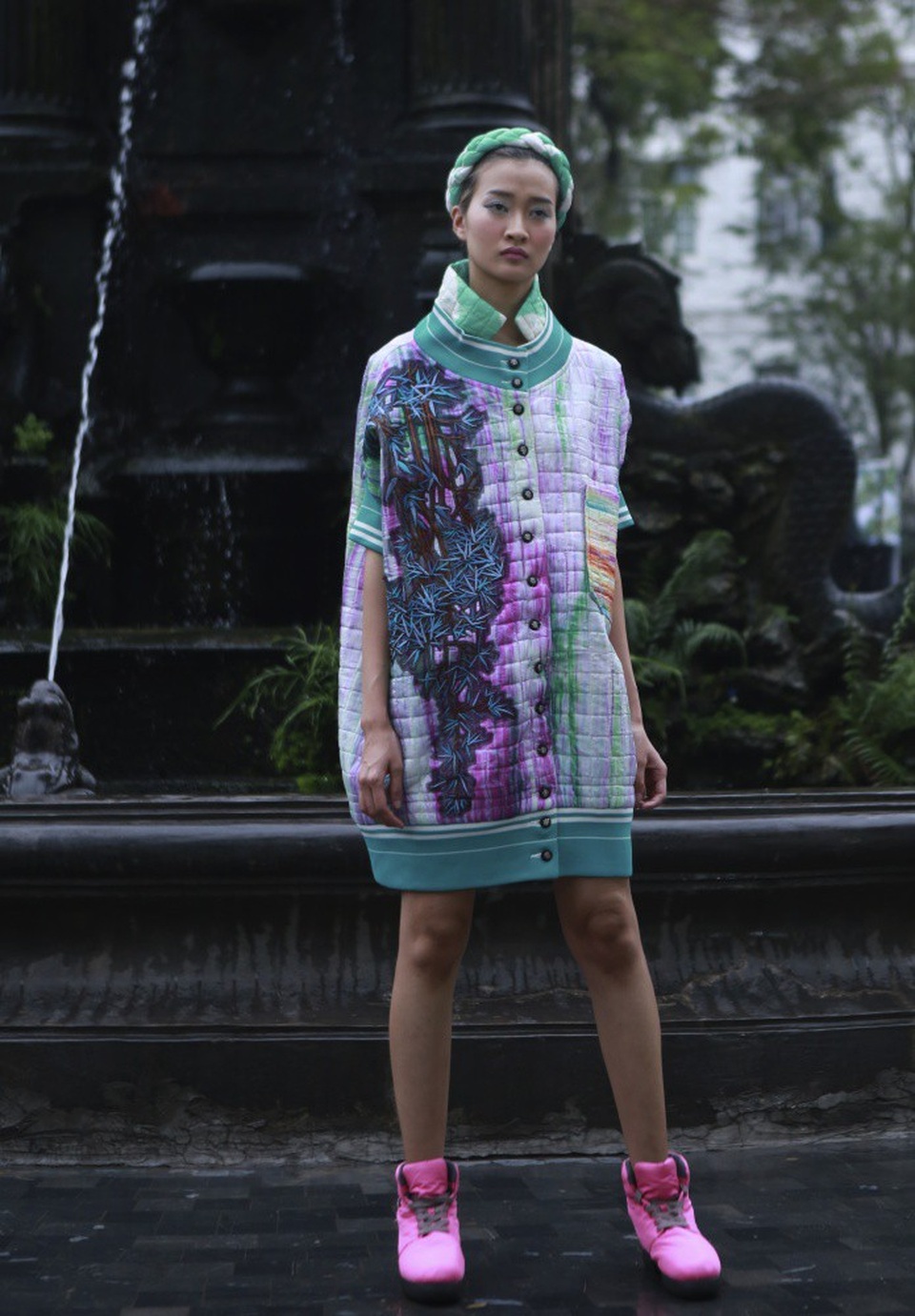 Nhà thiết kế cũng chia sẻ, chất liệu lụa được sử dụng trong bộ sưu tập rất đặc biệt.