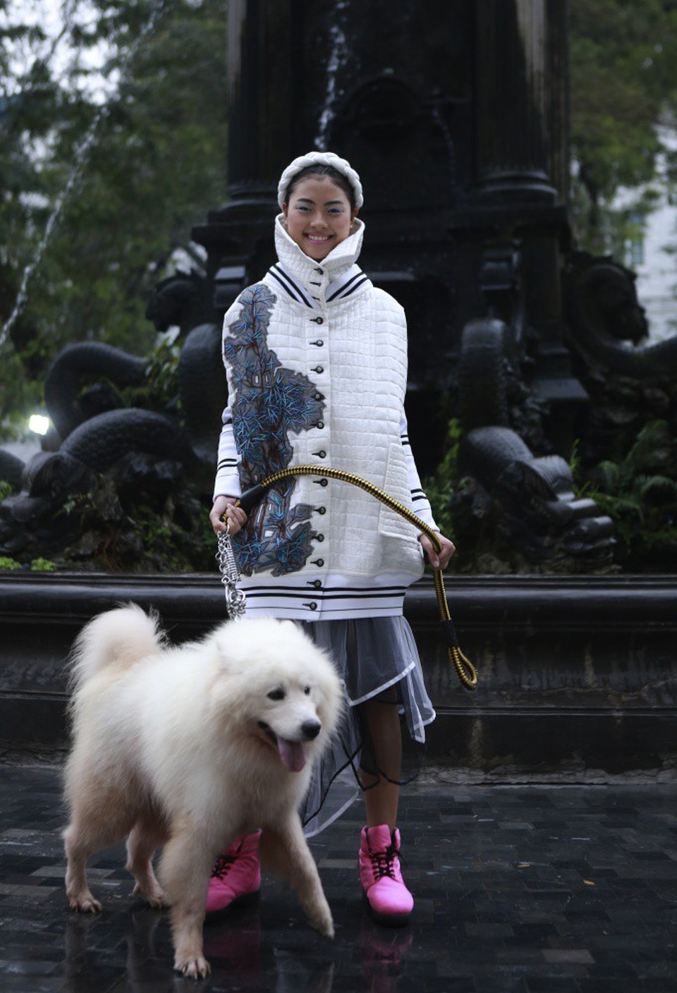 Ý tưởng độc đáo này giúp bộ sưu tập thu hút sự chú ý đặc biệt của công chúng Thủ đô và các vị khách quốc tế. Khi được hỏi tại sao quyết định đưa chú chó Alaska lên sàn diễn thời trang, Công Huấn cho biết: “Sự xuất hiện của “người mẫu” đặc biệt này ngoài việc gây ấn tượng về sự khác biệt trong show diễn ngoài trời còn rất phù hợp với không khí của bộ sưu tập là trời Âu lạnh giá. Quan trọng hơn, Công Hân muốn có một điểm nhấn để truyền cảm hứng cho khán giả lưu giữ những hình ảnh về bộ sưu tập lâu hơn, có những xúc cảm đặc biệt hơn”.