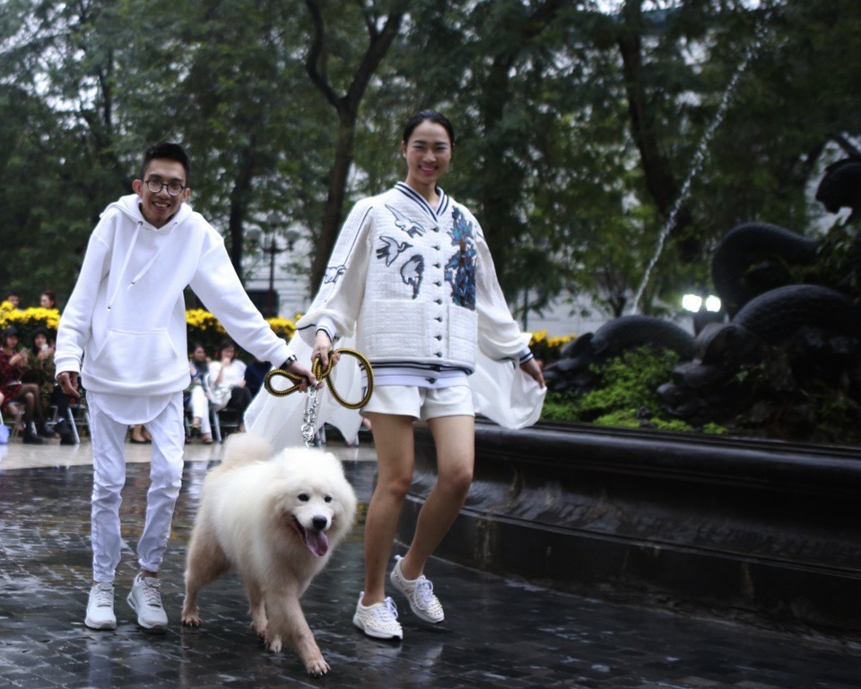 Ngay giữa lòng Hà Nội, không khí châu Âu được NTK Công Huân (bên trái) tái hiện thông qua 20 mẫu thiết kế mang tên “Âm hưởng nước Nga”.