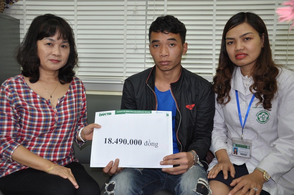 Thông nhận số tiền bạn đọc Dân trí giúp đỡ tuần 3/2 nhưng em đã dành toàn bộ số tiền này ủng hộ cho 2 hoàn cảnh khó khăn đang điều trị tại bệnh viện Bạch Mai.