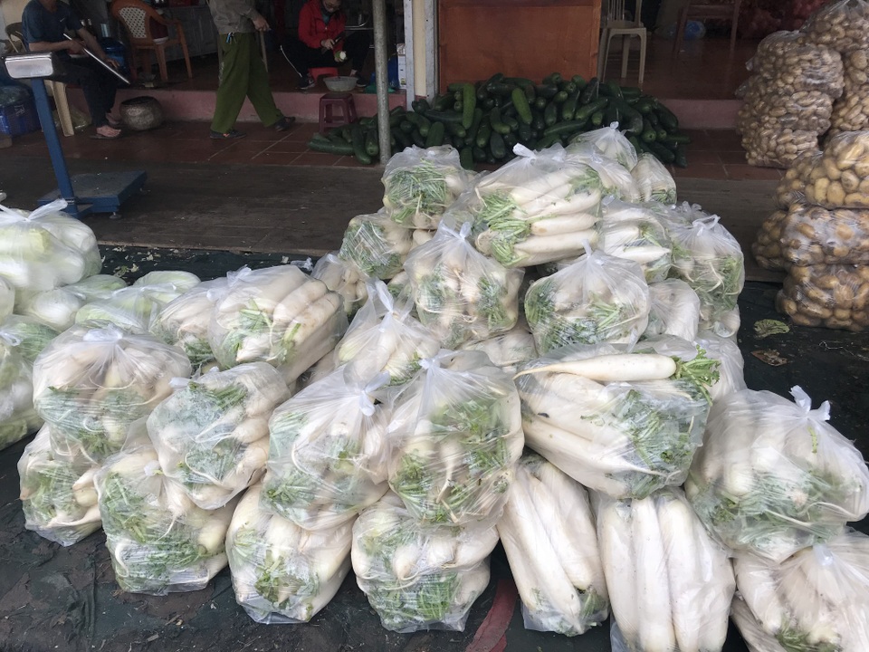 Giải cứu củ cải: Người dân háo hức, kẻ buôn héo hon - 3 Mỗi túi nặng 10 kg có giá khoảng 25.000 - 30.000 đồng