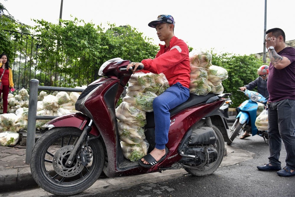 Dân Hà Nội "giải cứu" củ cải ế giúp nông dân - 11
Có người không thể tới tận nơi mua củ cải, thành viên nhóm giải cứu lại phải vào vai vận chuyển.