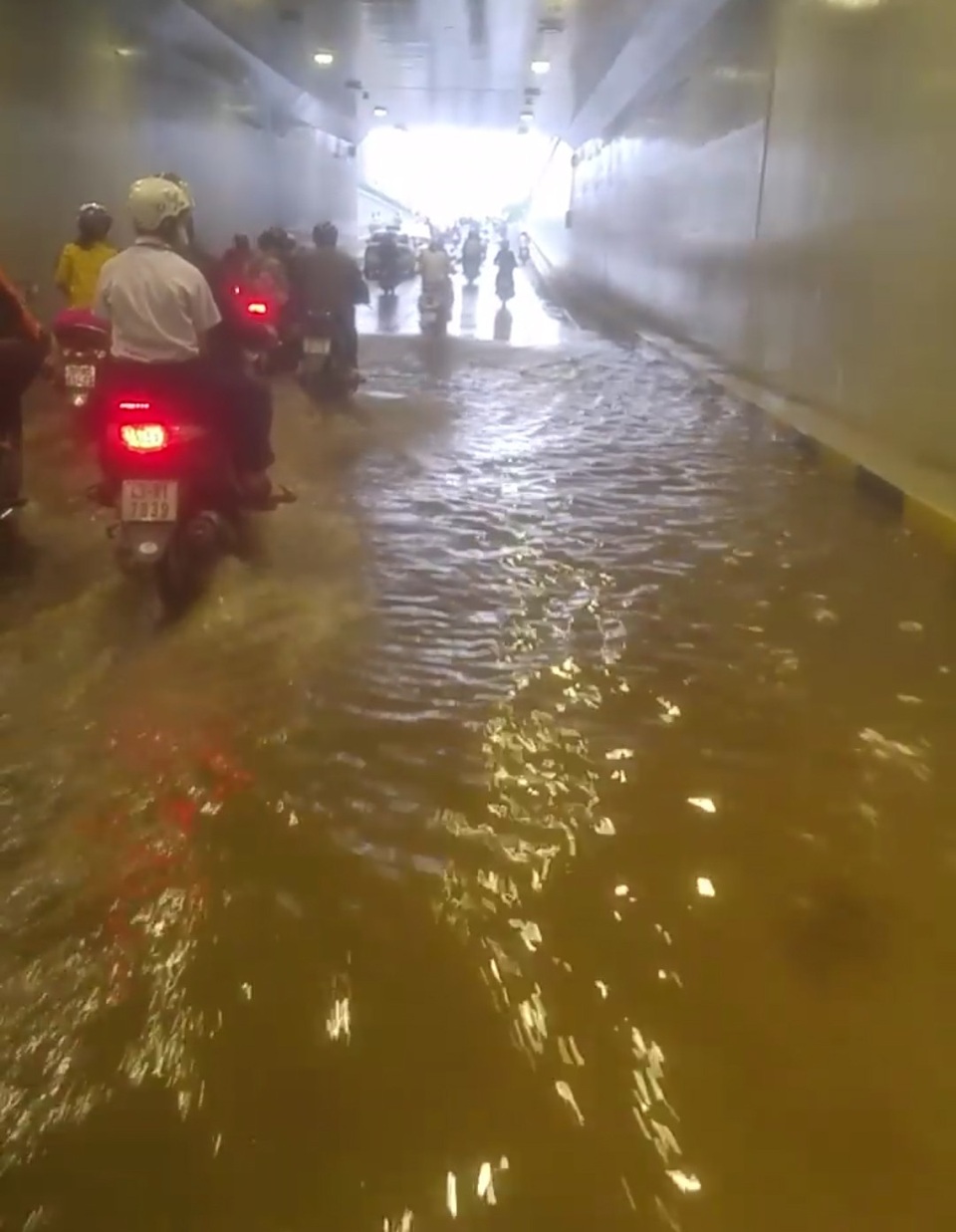 Hầm chui trăm tỷ ở Đà Nẵng bất ngờ ngập nặng - 1 Hầm chui Điện Biên Phủ - Nguyễn Tri Phương bị ngập nước (ảnh Lê Hồng Tân)
