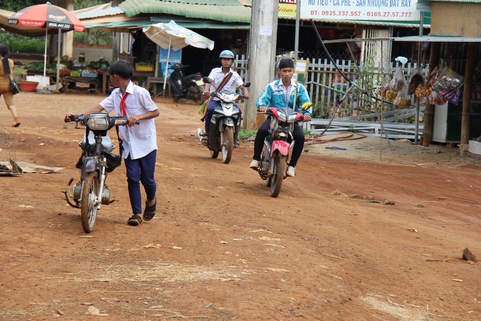 Đắk Nông: Học sinh đeo khăn quàng đỏ vô tư điều khiển xe máy tới trường - 1 Học sinh trường THCS Quang Trung vẫn vô tư đi xe máy đến trường