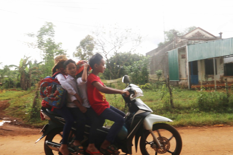 Đắk Nông: Học sinh đeo khăn quàng đỏ vô tư điều khiển xe máy tới trường - 4 Học sinh Trường THCS Ngô Quyền (huyện Tuy Đức), chở thêm 3 học sinh khác vô tư vi phạm luật giao thông