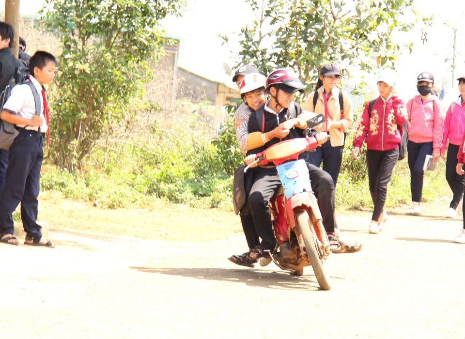 Đắk Nông: Học sinh đeo khăn quàng đỏ vô tư điều khiển xe máy tới trường - 5 Nhiều học sinh trường THCS Phan Bội Châu điều khiển xe máy lao vun vút