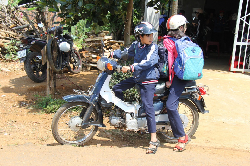 Đắk Nông: Học sinh đeo khăn quàng đỏ vô tư điều khiển xe máy tới trường - 6 Một số nhìn thì nhỏ bé, chân chưa chạm đất nhưng cứ phóng ầm ầm
