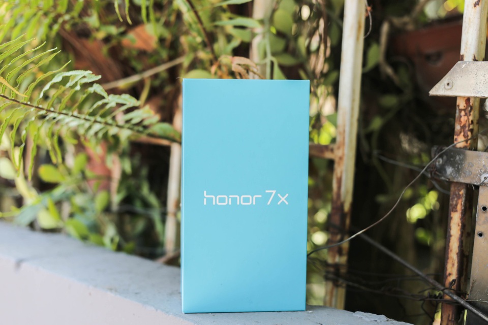 Đập hộp Honor 7X cấu hình mạnh, giá chỉ hơn 5 triệu đồng tại Việt Nam - 1 Honor 7X là mẫu smartphone tầm trung mới nhất của hãng này vừa ra mắt thị trường Việt cùng lúc với mẫu 9 Lite. Thiết bị này gây chú ý với cấu hình khá mạnh và nhiều trang bị đi kèm.