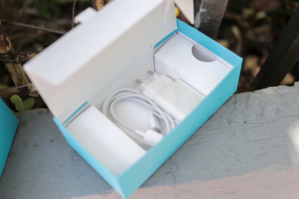 Đập hộp Honor 7X cấu hình mạnh, giá chỉ hơn 5 triệu đồng tại Việt Nam - 2 Bên trong hộp, máy chỉ có sạc, cáp microUSB và sách hướng dẫn. Không có tai nghe đi kèm, có lẽ để tiết kiệm chi phí và hạ giá thành sản phẩm.