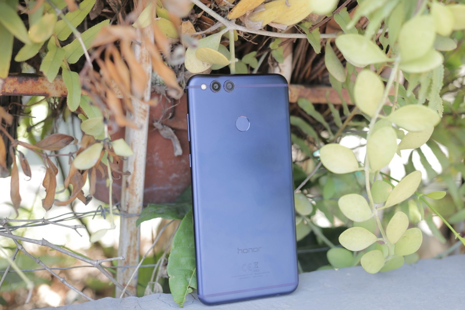 Đập hộp Honor 7X cấu hình mạnh, giá chỉ hơn 5 triệu đồng tại Việt Nam - 7 Về thiết kế, sản phẩm này sử dụng lớp vỏ nhôm nguyên khối với các góc bo mạnh mẽ.