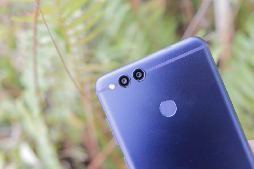 Đập hộp Honor 7X cấu hình mạnh, giá chỉ hơn 5 triệu đồng tại Việt Nam - 3 Đáng chú ý của Honor 7X là hệ thống camera kép có độ phân giải lần lượt 16 MP, 2 MP. Hệ thống camera này có khả năng chụp ảnh xóa phông cùng các tính năng chụp ảnh chuyên nghiệp... Hệ thống này cũng cho phép ghi lại video độ phân giải 1080P ở tốc độ 30 khung hình/giây.