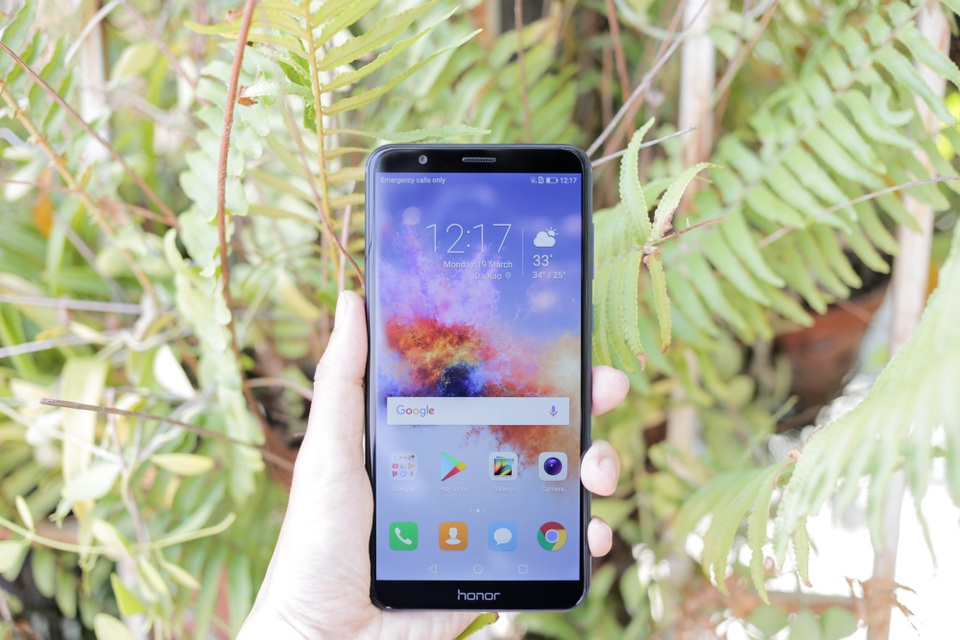 Đập hộp Honor 7X cấu hình mạnh, giá chỉ hơn 5 triệu đồng tại Việt Nam - 5 Điểm nhấn tiếp theo của mẫu sản phẩm này đó là một màn hình kích thước 5,93 inch theo trào lưu tràn viền, tỉ lệ 18:9. Màn hình cho khả năng hiển thị đầy đủ, chiếm tới 82,0% diện tích mặt trước của thiết bị. Màn hình này đạt độ phân giải Full HD+.
