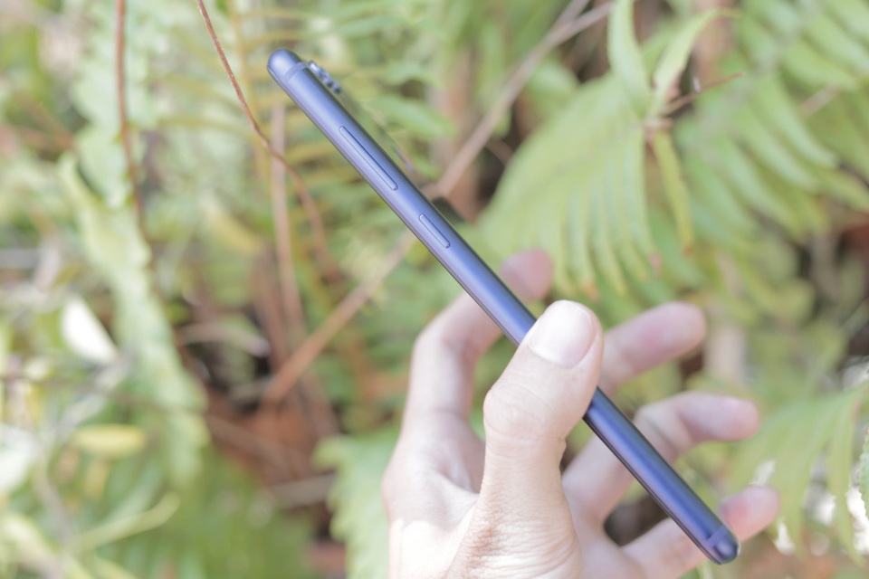 Đập hộp Honor 7X cấu hình mạnh, giá chỉ hơn 5 triệu đồng tại Việt Nam - 8 Các phím bấm được thiết kế cùng chất liệu và cùng màu sắc, có độ nảy khá tốt. Honor cũng khá chăm chút cho sản phẩm mới với những được cắt tỉ mì.