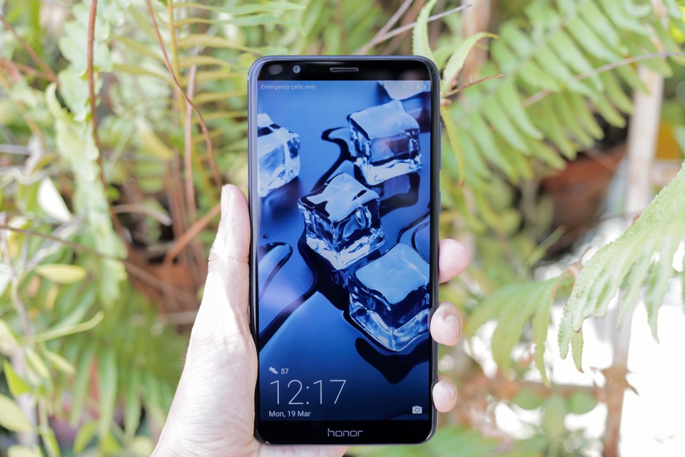 Đập hộp Honor 7X cấu hình mạnh, giá chỉ hơn 5 triệu đồng tại Việt Nam - 9 Ngoài ra, máy khởi chạy trên giao diện Emotion UI 5.1 và giá bán chính thức tại Việt Nam là 5,5 triệu đồng.