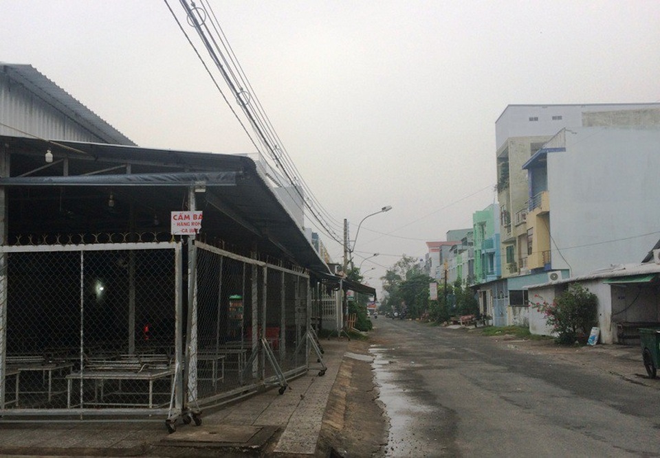Chủ tịch tỉnh vào cuộc nắn chỉnh việc nuôi chim yến - 2 Thời gian qua, dù ngành chức năng tỉnh Kiên Giang qui định cụ thể việc nuôi chim yến, nhất là việc mở máy phát tiếng kêu theo thời gian... nhưng nhiều hộ vẫn vượt rào làm ảnh hưởng đến đời sống những hộ dân lân cận