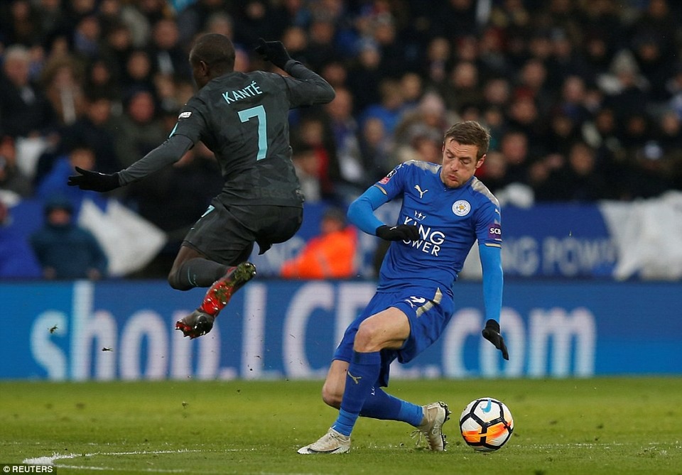 Vượt qua Leicester sau 120 phút, Chelsea giành vé vào bán kết - 1
Kante (trái) trong tình huống lao vào cản phá Vardy
