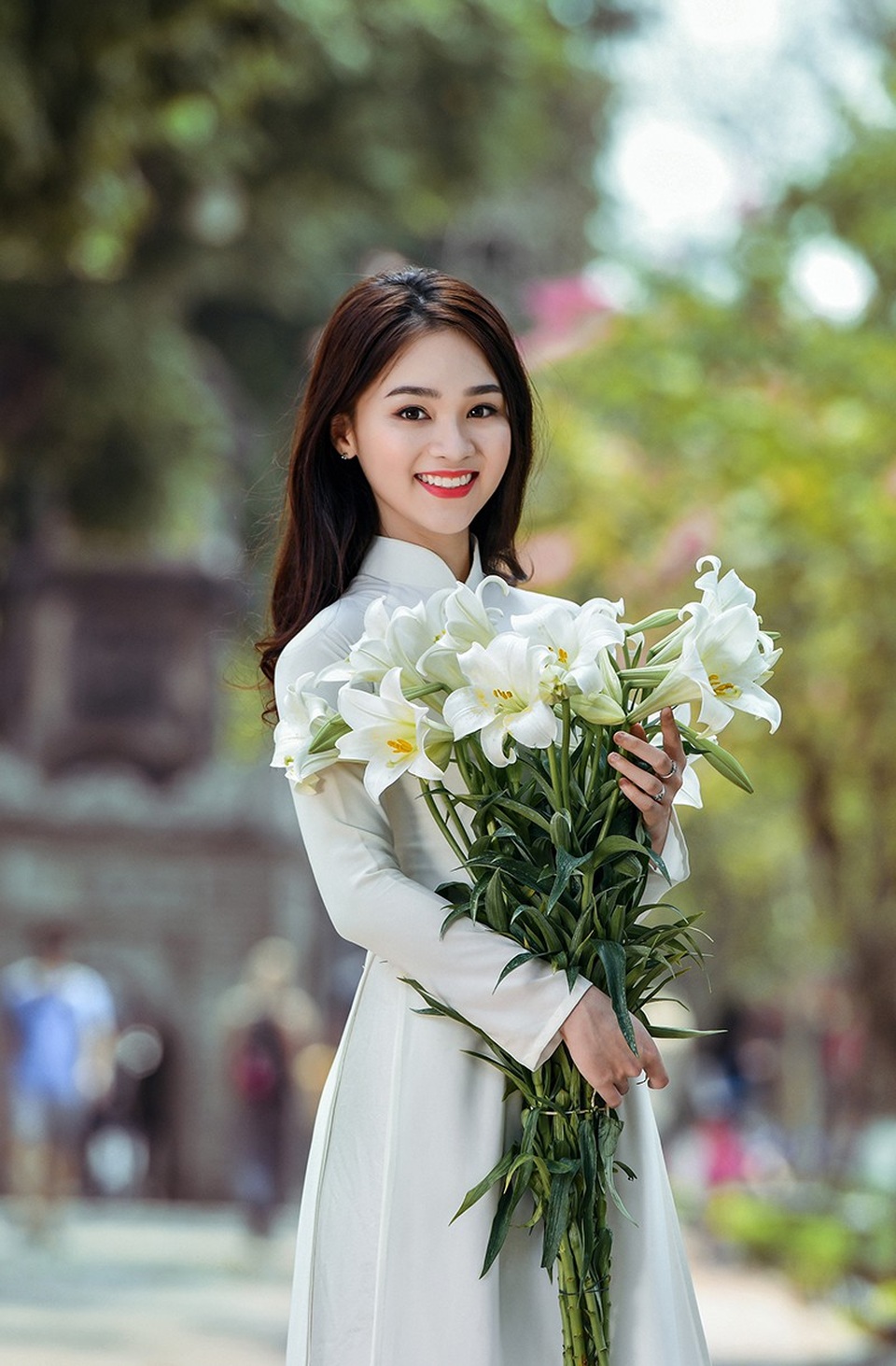 Nữ sinh 17 tuổi đẹp rạng ngời bên hoa loa kèn - 12