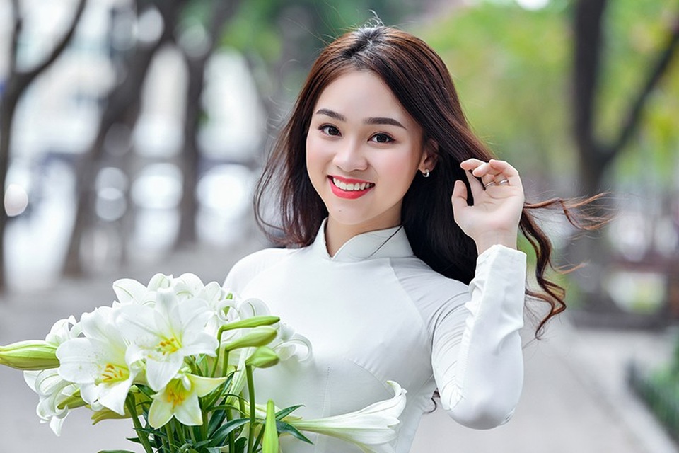 Nữ sinh 17 tuổi đẹp rạng ngời bên hoa loa kèn - 10