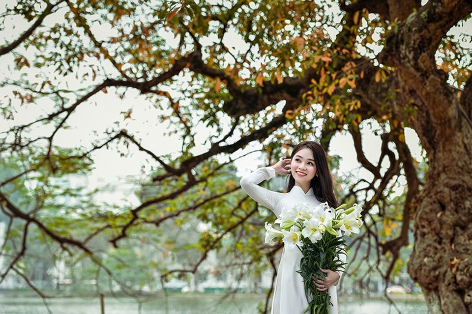 Nữ sinh 17 tuổi đẹp rạng ngời bên hoa loa kèn - 9