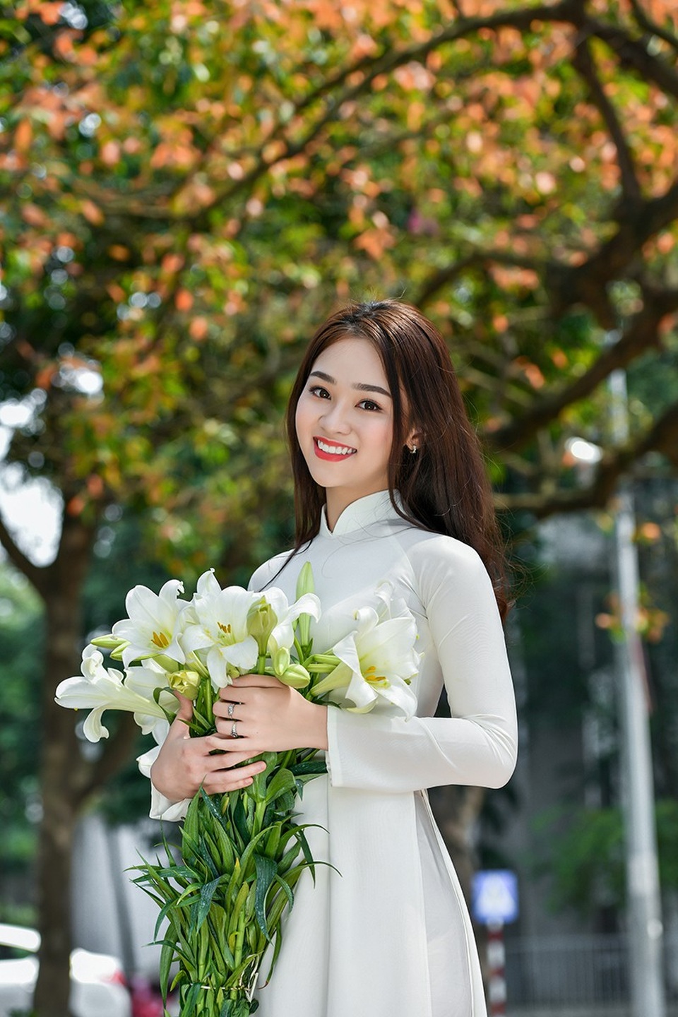 Nữ sinh 17 tuổi đẹp rạng ngời bên hoa loa kèn - 7
