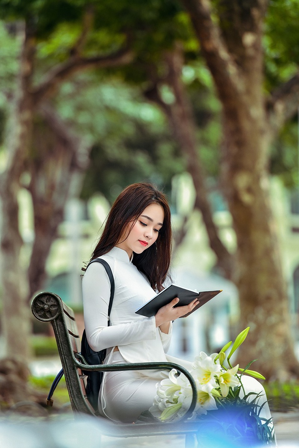 Nữ sinh 17 tuổi đẹp rạng ngời bên hoa loa kèn - 6