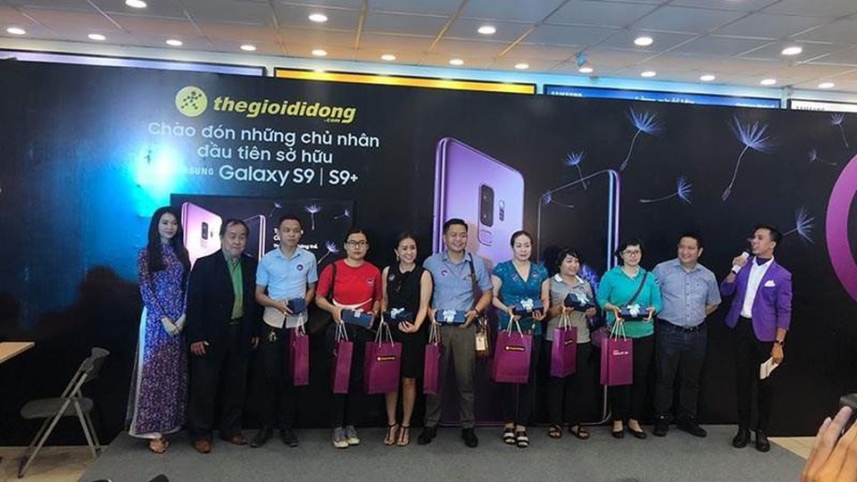 Galaxy S9/S9+ phiên bản đen và tím chính thức được bán tại Thế Giới Di Động - 1 Sự kiện giao hàng và mở bán S9/S9+ với sự xuất hiện của diễn viên Ninh Dương Lan Ngọc