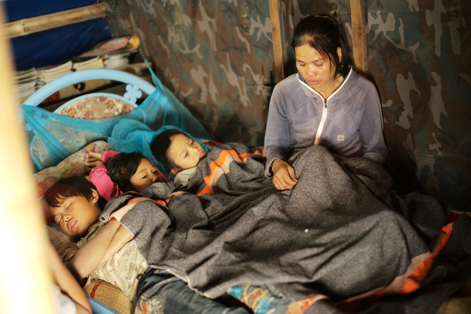 Niềm vui của nữ học trò nghèo bắt ốc, chăn bò - 1
Vì quá nghèo, ba người em của Thảo đã phải bỏ học. Chị Liên – mẹ em Thảo nghẹn ngào khi nghĩ tới hoàn cảnh của gia đình mình.