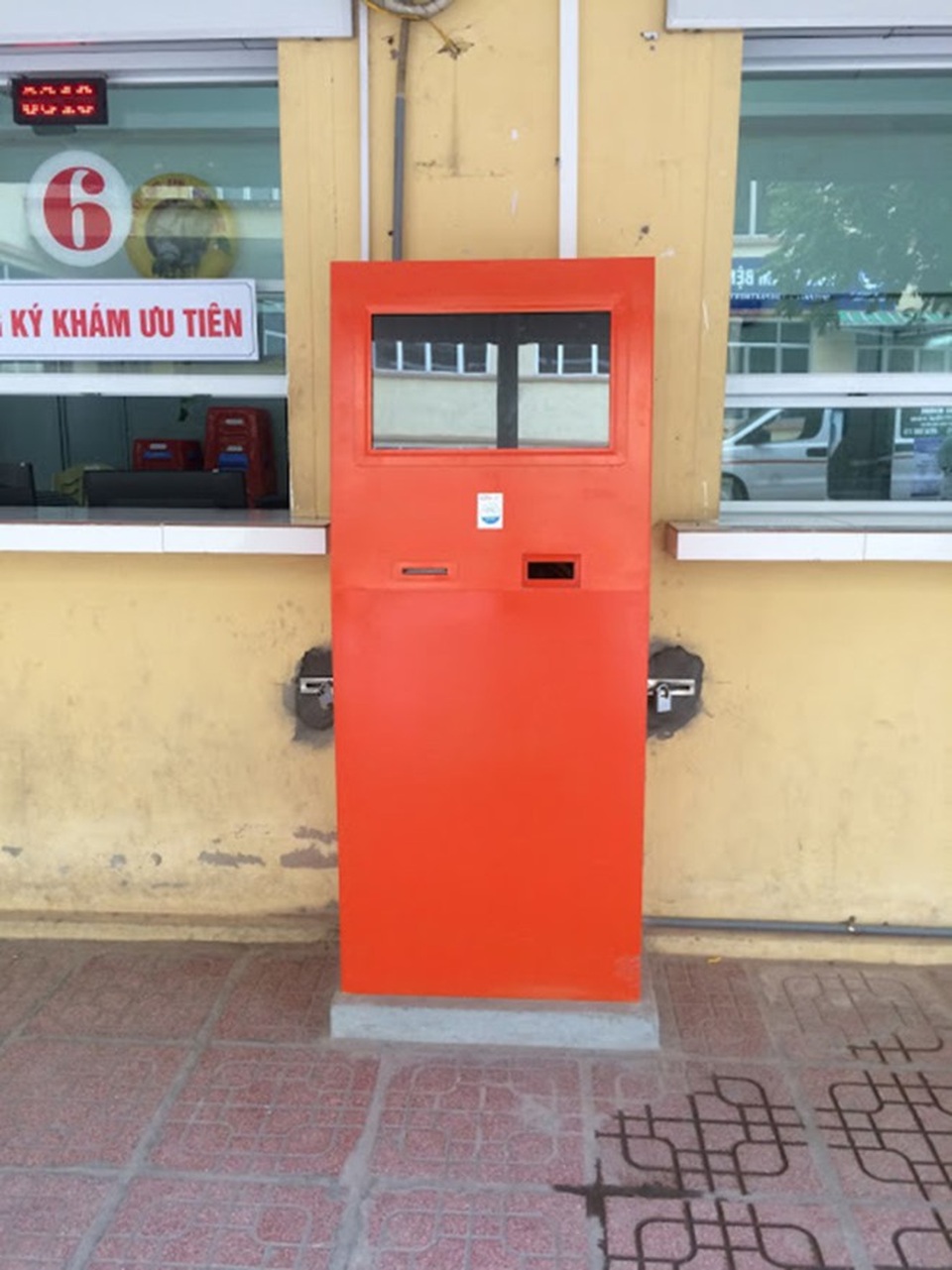 Sở Y tế Thái Bình đã đầu tư cho tất cả các bệnh viện công lập của tỉnh tổng số 21 cây đăng ký khám bệnh thông minh, trị giá 2,3 tỷ đồng.