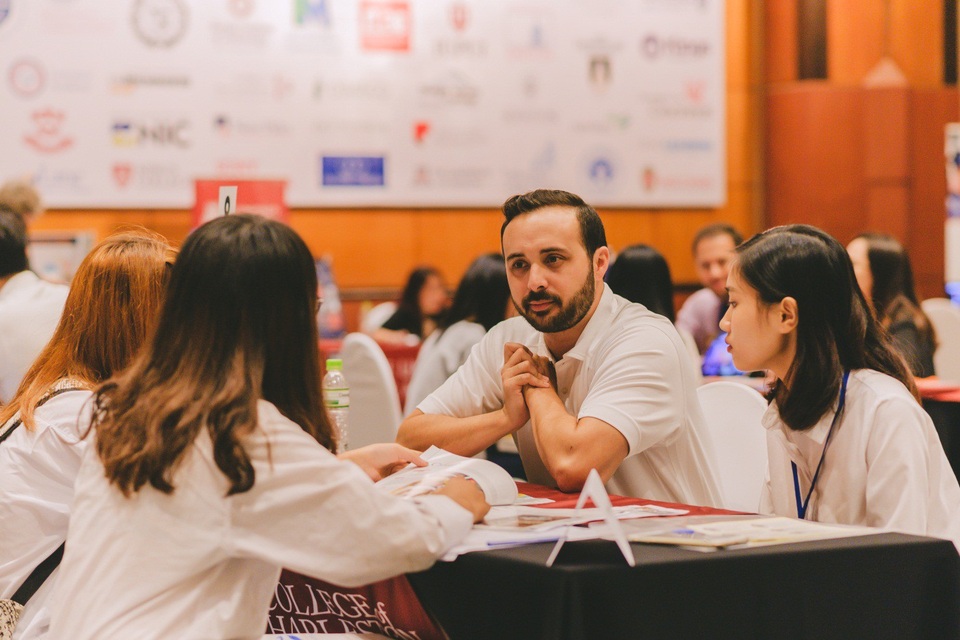 Hội thảo: Kĩ năng IELTS speaking - Mẹo, thủ thuật và tiêu chí chấm điểm của giám khảo - 3 Hội thảo: Kĩ năng IELTS speaking - Mẹo, thủ thuật và tiêu chí chấm điểm của giám khảo - 3