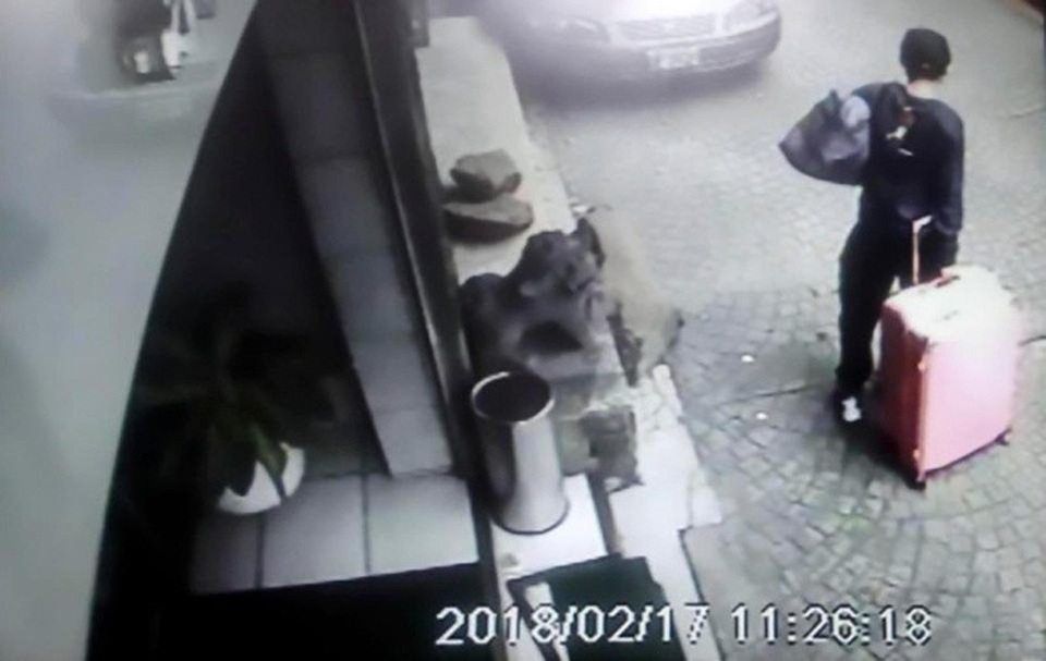 Thanh niên 19 tuổi giết bạn gái đúng ngày lễ Tình nhân rồi nhét xác vào vali màu hồng - 2 …nhưng đi ra lại chỉ có một mình