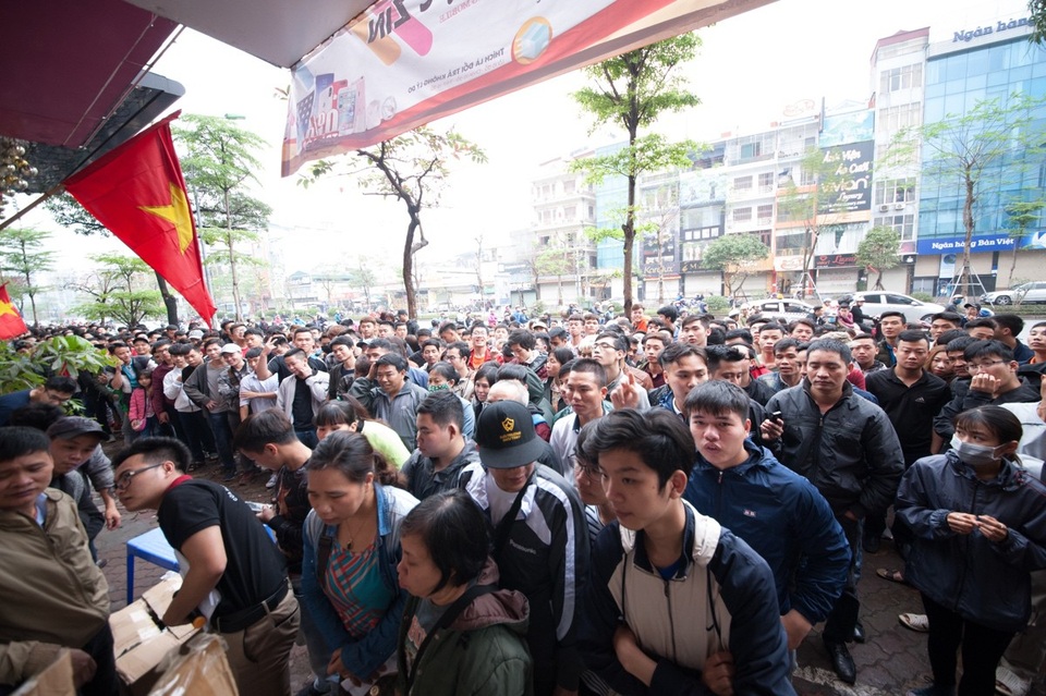 Hà Nội: Hàng ngàn người tham gia mua sắm "Big sale iPhone Quốc tế" - 1
Chương trình giảm giá lớn thu hút hàng nghìn người tham gia