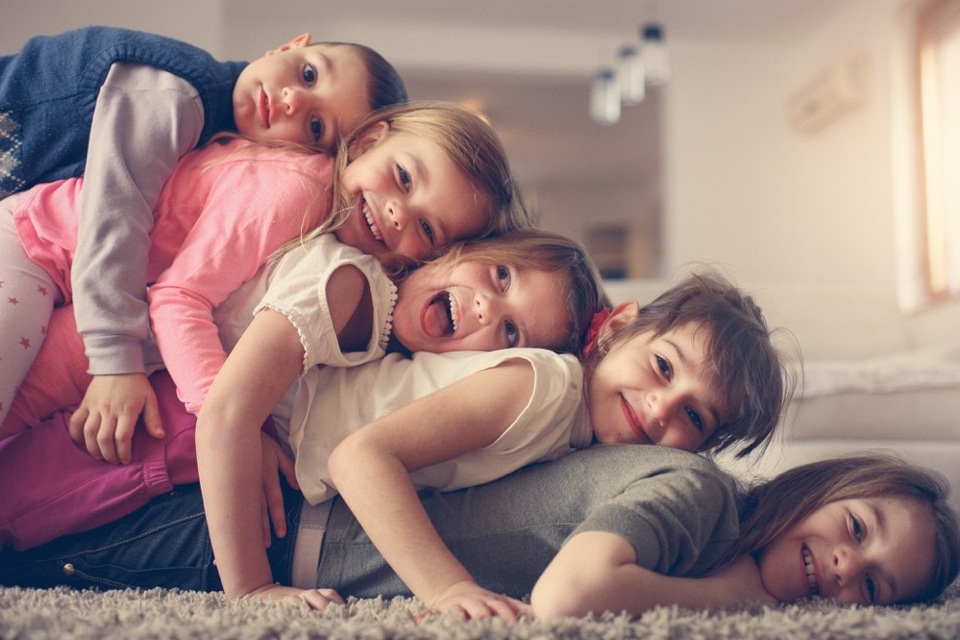 Phát triển toàn diện cho con trong mùa hè - đâu là công thức hoàn hảo - 3 Đặc biệt, ở Trại hè ILA, con sẽ tự tin ứng dụng những kỹ năng học được để giúp đỡ cộng đồng bằng những chương trình mang tính nhân văn, phù hợp với từng độ tuổi để qua đó vun đắp lòng nhân ái, bổ sung mảnh ghép quan trọng trong việc hoàn thiện bản thân từ trí tuệ, thể chất đến nhân cách.