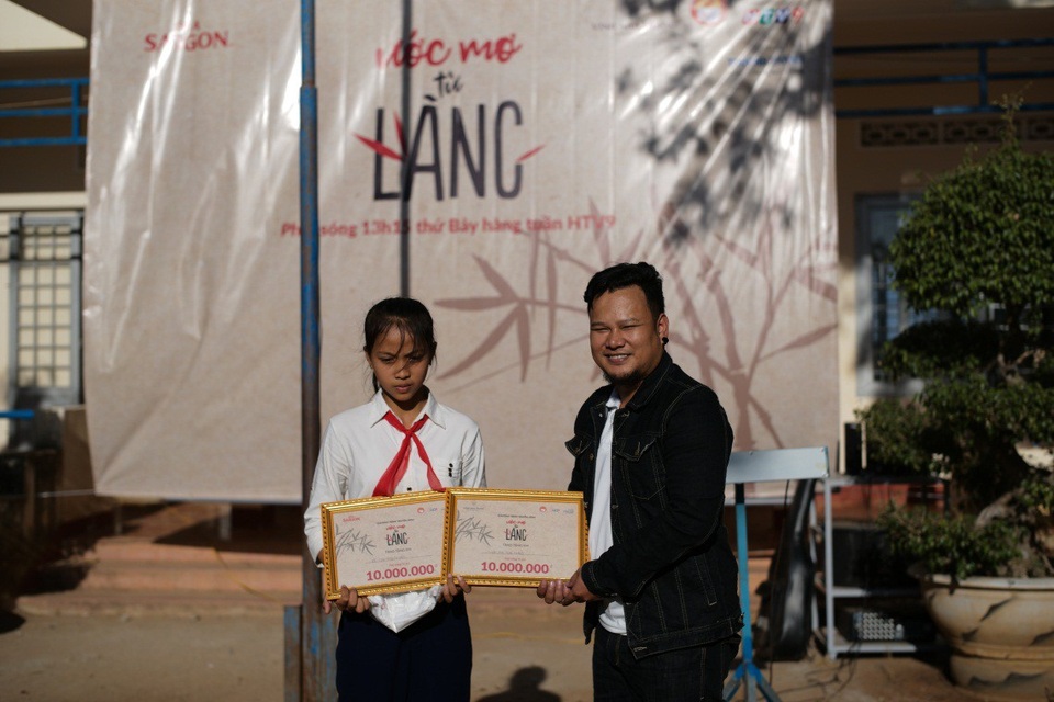 Niềm vui của nữ học trò nghèo bắt ốc, chăn bò - 3
Nhạc sĩ Ygaria - khách mời đồng hành trong chương trình tập đầu tiên - thay mặt cho Ban sản xuất chương trình trao học bổng cho em Thảo