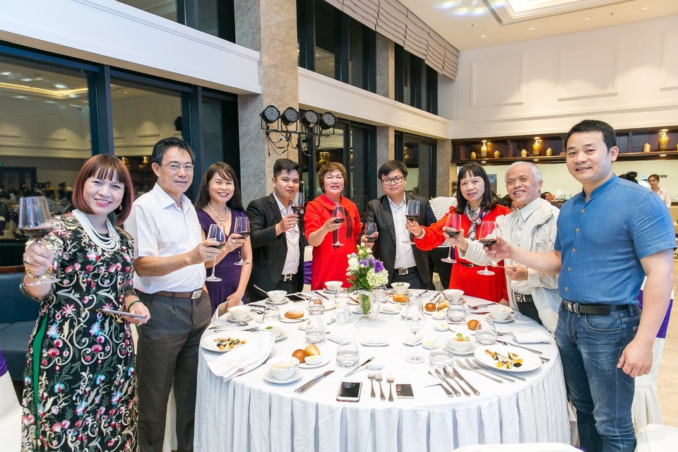 Khách hàng chúc mừng sự hợp tác chặt chẽ, thành công và hiệu quả