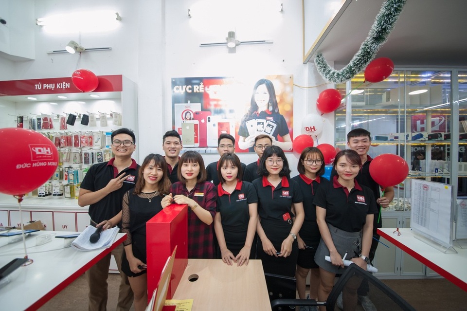 Hà Nội: Hàng ngàn người tham gia mua sắm "Big sale iPhone Quốc tế" - 4 Đội ngũ nhân viên tận tình, chuyên nghiệp