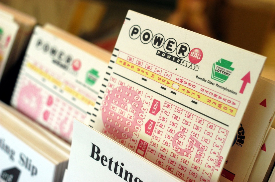 Vé số trúng hơn 10 nghìn tỷ đồng đã có người mua - 1 Đây là giải Jackpot lớn thứ 8 trong lịch sử của xổ số Power Ball Hoa Kỳ. (Nguồn: Getty Images)