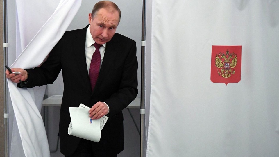 Ông Putin nói không có ý định nắm quyền đến 100 tuổi - 1 Tổng thống Putin bước ra ngoài phòng bỏ phiếu tại Moscow hôm 18/3 (Ảnh: AFP)