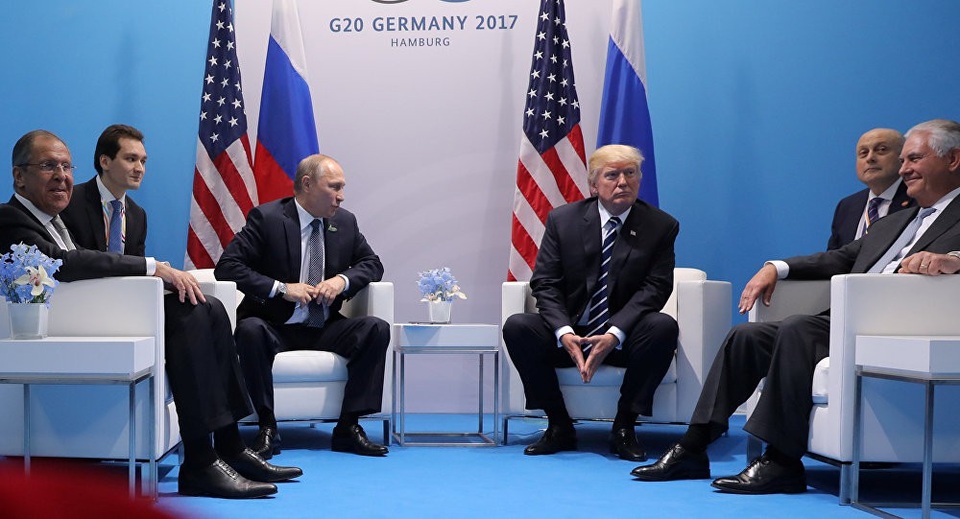 Ai sẽ đi cùng ông Putin vào Điện Kremlin sau chiến thắng vang dội? - 4 Ngoại trưởng Lavrov (ngoài cùng bên trái) tháp tùng Tổng thống Putin trong cuộc gặp Tổng thống Mỹ Donald Trump tại Đức năm 2017 (Ảnh: Reuters)