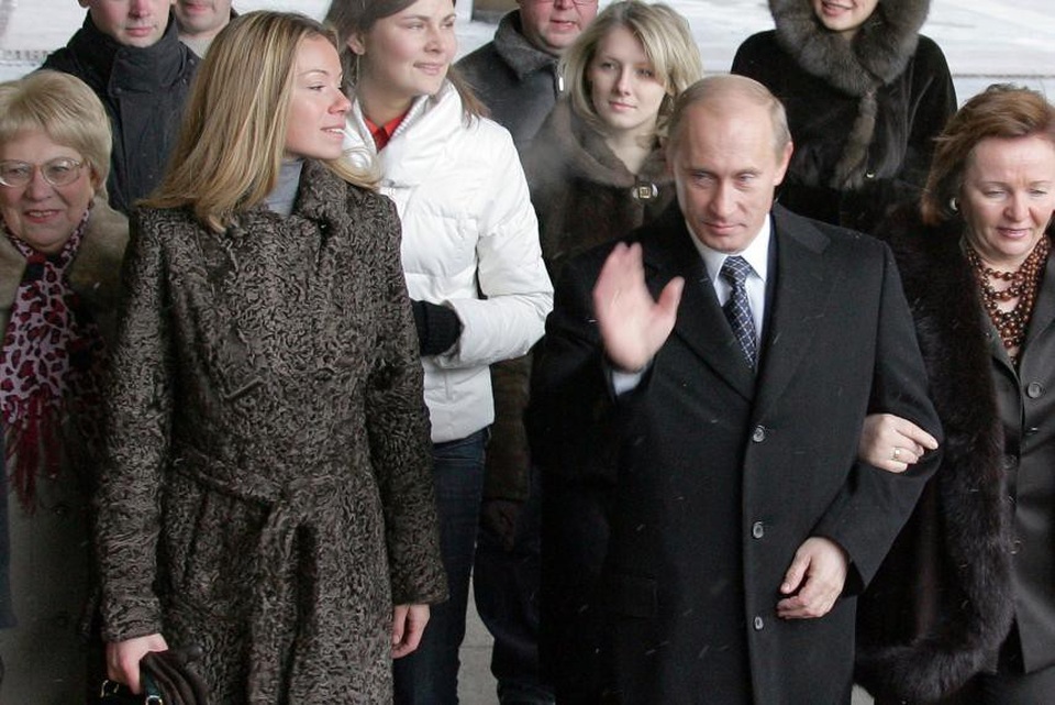 Những điều thú vị về Tổng thống Putin - 8
Ông Putin được cho là có hai cô con gái là Mariya Putina và Tekaterina Putina và đều sinh ra ở Dresden, Đông Đức vào khoảng giữa những năm 1980. Tuy nhiên, đến nay có rất ít thông tin chính thức về sự hiện diện của họ. Truyền thông Nga đến nay được cho là chưa từng đăng tải bất cứ bức ảnh đại gia đình nào của ông Putin.