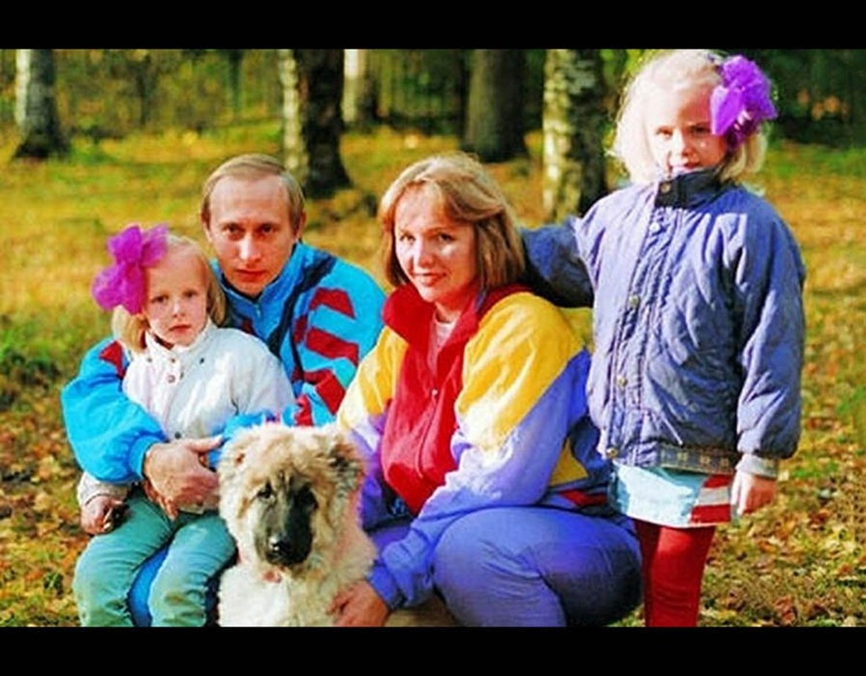 Tổng thống Vladimir Putin: Từ tuổi thơ hiếu động tới đỉnh cao quyền lực - 4
Ông Putin chụp ảnh cùng vợ cũ và hai con gái (Ảnh: Express)