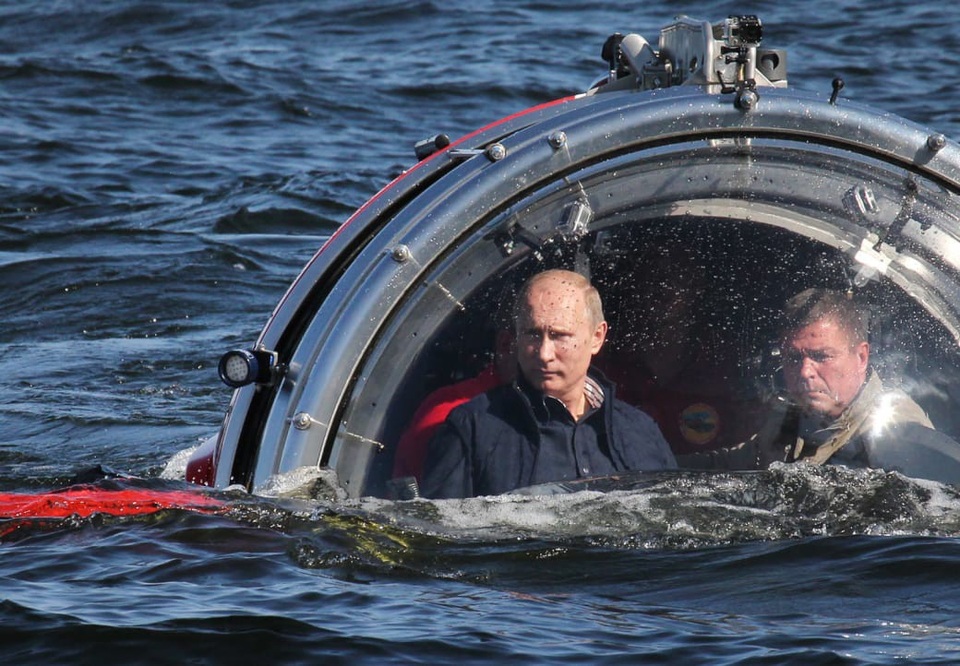 Tổng thống Vladimir Putin: Từ tuổi thơ hiếu động tới đỉnh cao quyền lực - 5
Ông Putin lặn xuống biển Baltic năm 2013 (Ảnh: Getty)