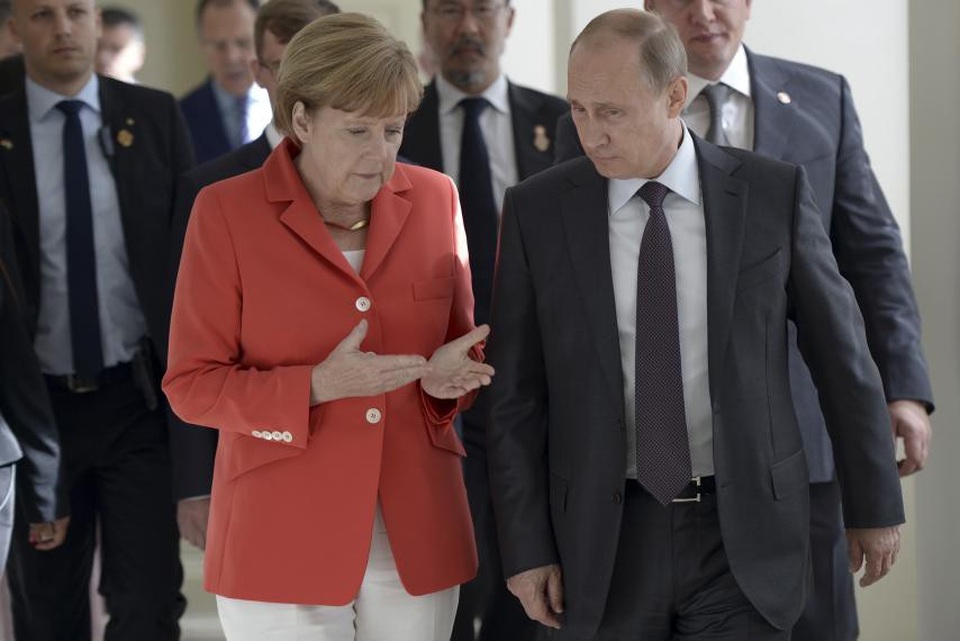 Những điều thú vị về Tổng thống Putin - 10
Về khả năng ngoại ngữ, ông Putin được cho là nói tiếng Đức thành thạo hơn tiếng Anh. Với vốn tiếng Đức, ông có thể tự tin giao tiếp với Thủ tướng Đức Merkel, trong khi đó ít tự tin hơn khi giao tiếp bằng tiếng Anh mặc dù đôi khi ông vẫn sử dụng ngoại ngữ này. (Ảnh: Reuters)