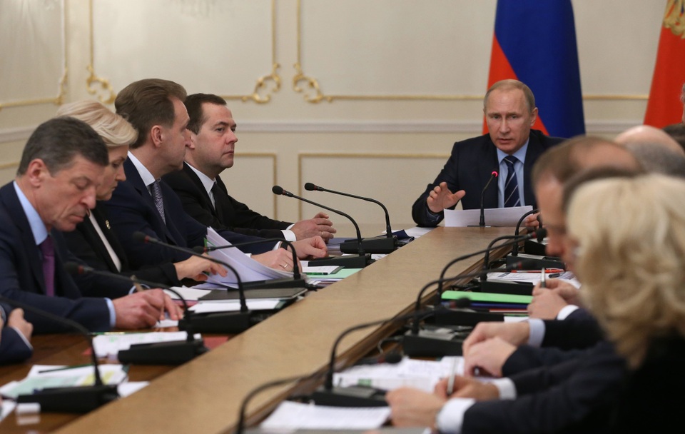 Ai sẽ đi cùng ông Putin vào Điện Kremlin sau chiến thắng vang dội? - 1 Tổng thống Putin trong cuộc họp cùng các thành viên nội các (Ảnh: AP)