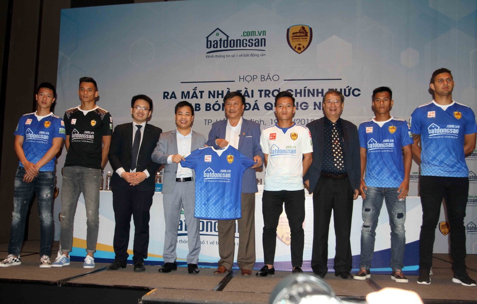 Ra mắt nhà tài trợ mới, CLB bóng đá Quảng Nam đặt chỉ tiêu cao tại V-League 2018 - 1 CLB bóng đá Quảng Nam ra mắt nhà tài trợ mới, đặt mục tiêu vào top 3 V-League 2018