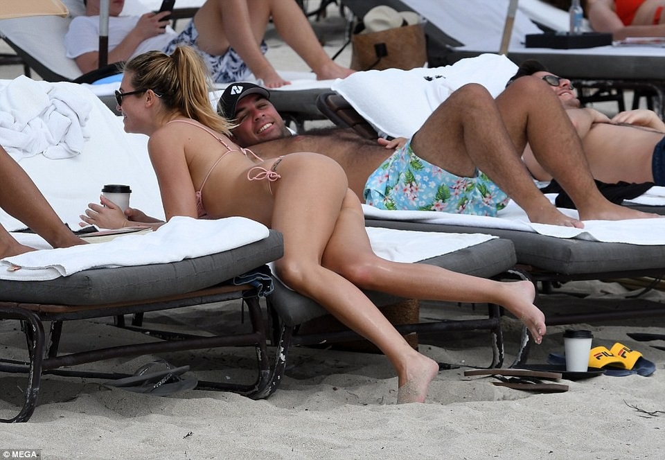Dáng vóc nóng bỏng "khó cưỡng" của siêu mẫu áo tắm - 8
Samantha Hoopes sở hữu vẻ đẹp đặc trưng kiểu Mỹ với thân hình gợi cảm, nóng bỏng và vòng một đầy đặn. Gương mặt góc cạnh, cá tính của người đẹp cũng khá ăn hình.