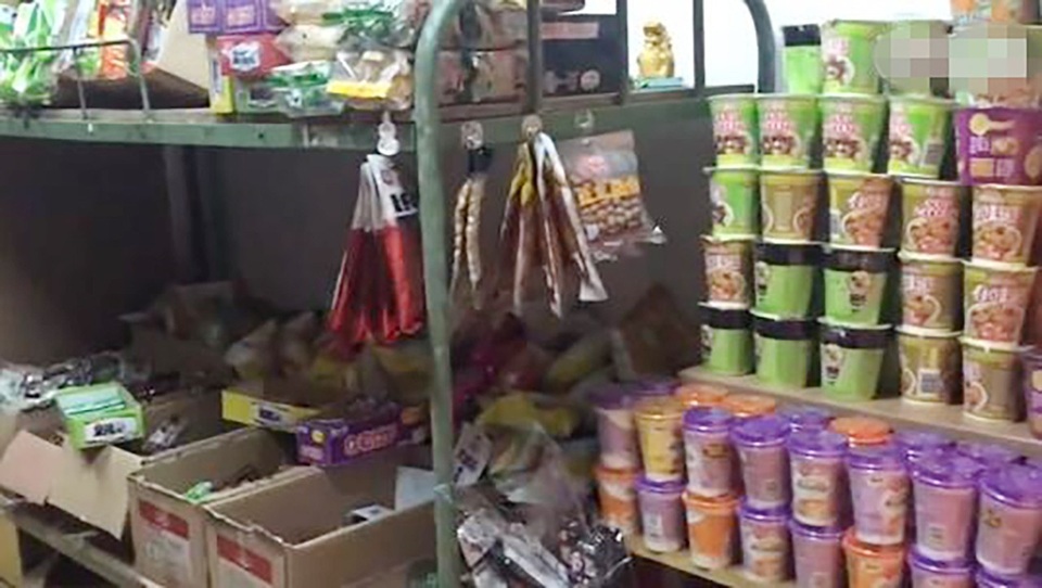 Sinh viên bán mì gói trong kí túc xá, lãi 18 triệu/tháng “ngon ơ” - 2 Căn phòng ký túc xá chỉ khoảng 10 m2 chất đầy mì cốc và đồ ăn nhẹ của 4 nam sinh. (Nguồn: News.ifeng.com)