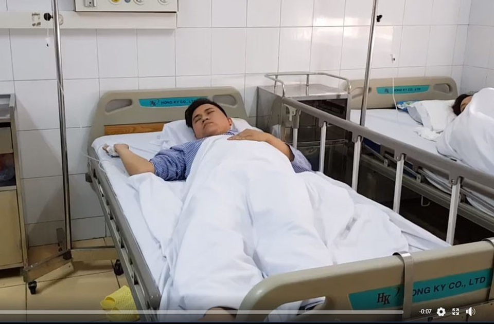Vụ xe cứu hỏa tông xe khách: Xe sập xuống, có chiến sĩ văng khỏi xe! - 1 Trung úy Tuân đang được điều trị tại bệnh viện.