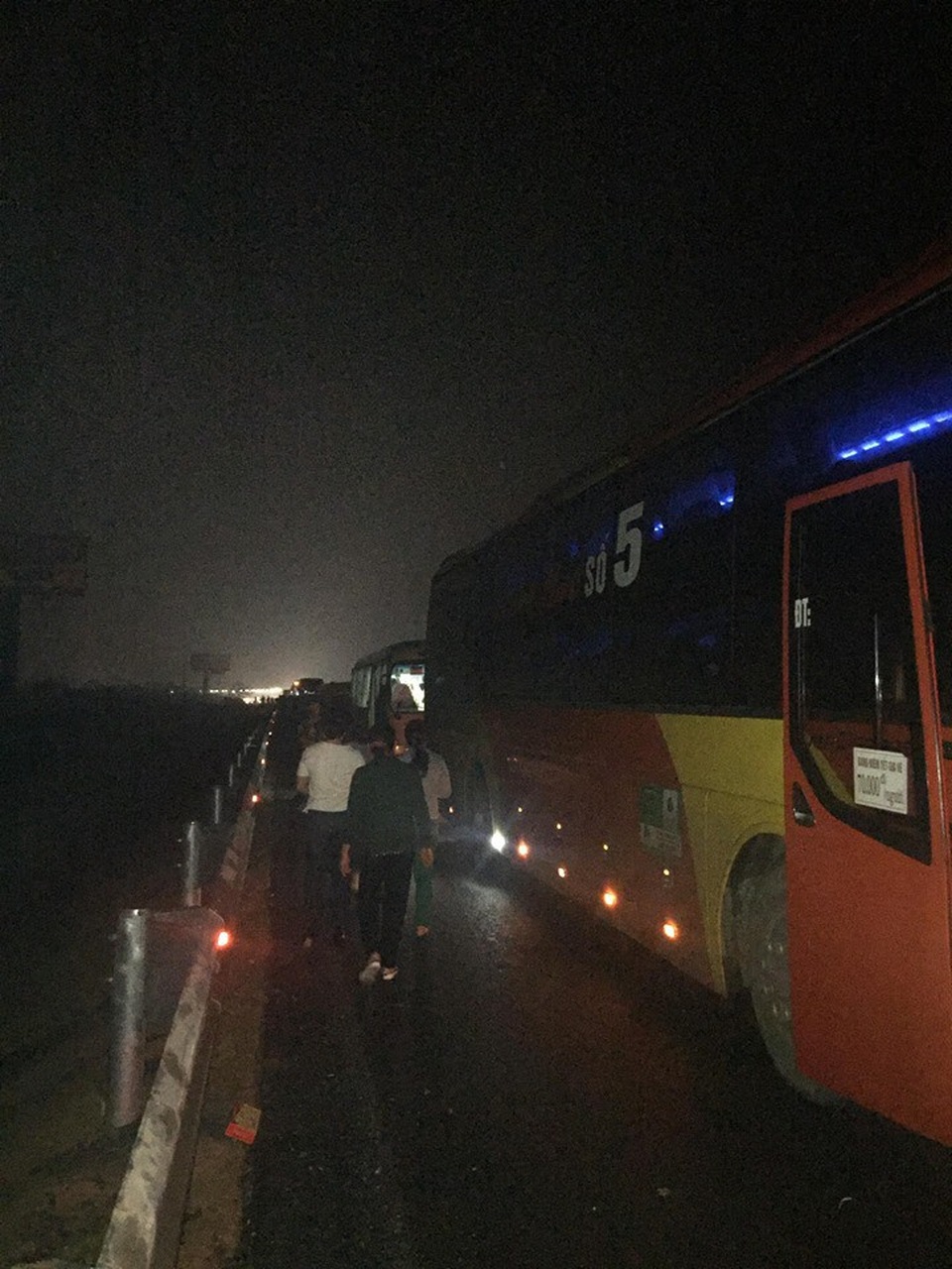 Vì sao cao tốc Pháp Vân - Cầu Giẽ ùn tắc nghiêm trọng hơn 7 tiếng? - 2 Không có phân luồng giao thông từ xa khiến các phương tiện tiếp tục đi vào tâm điểm của đoạn đường tắc trên cao tốc Pháp Vân - Cầu Giẽ