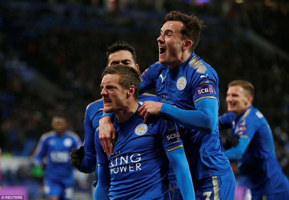 Vượt qua Leicester sau 120 phút, Chelsea giành vé vào bán kết - 3
Vardy gỡ hòa cho đội chủ nhà ở phút 77