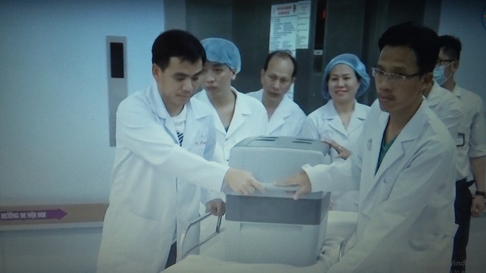 Đưa trái tim đi xuyên Việt ghép cho bệnh nhân nghèo - 1 Thùng đựng tim được chuyển bằng đường hàng không tới Bệnh viện Chợ Rẫy